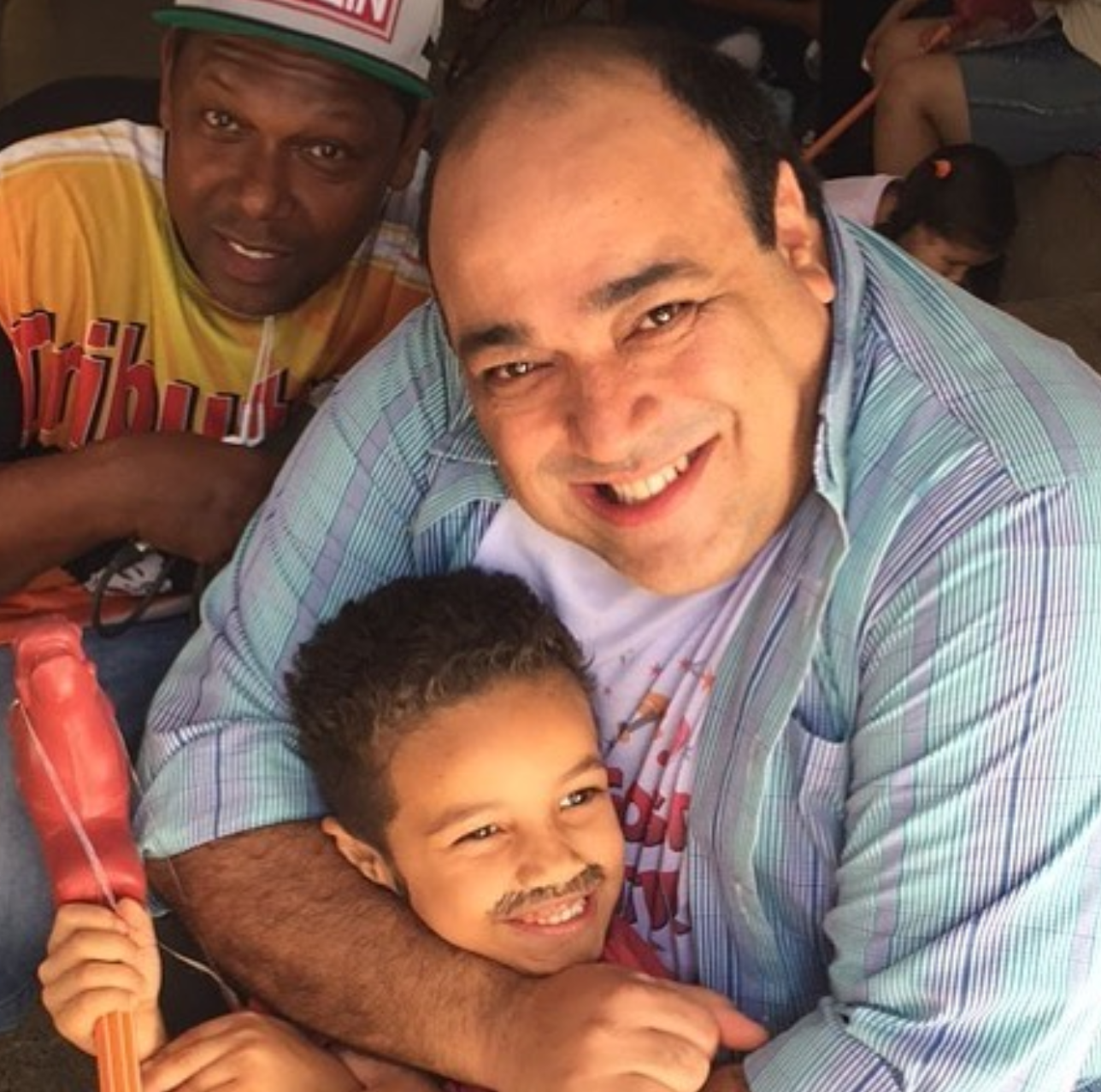 Voluntários com criança na comunidade