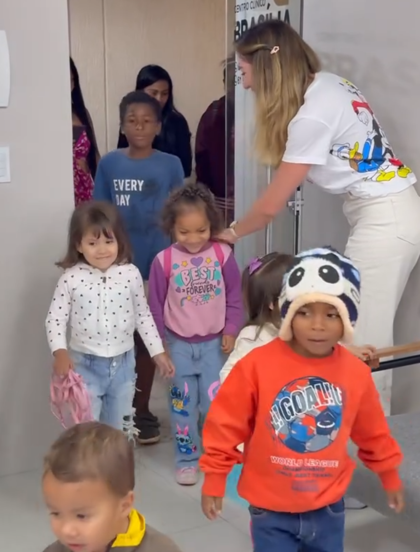 Crianças chegando para atividades