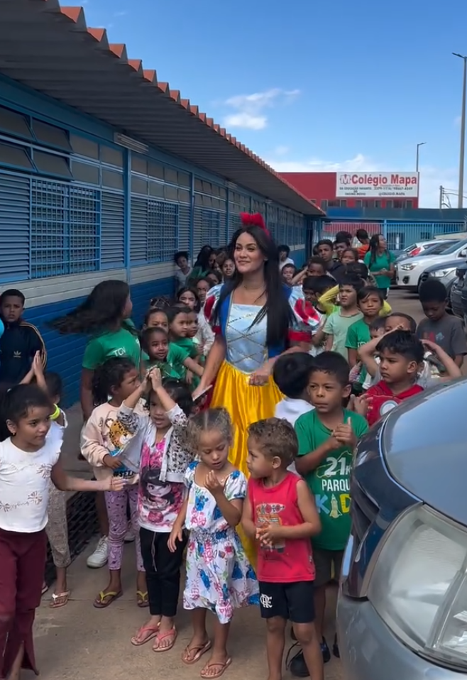 Princesa com crianças em evento